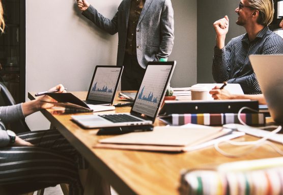 Reunión de trabajo. @ RonaldCandonga / Pixabay